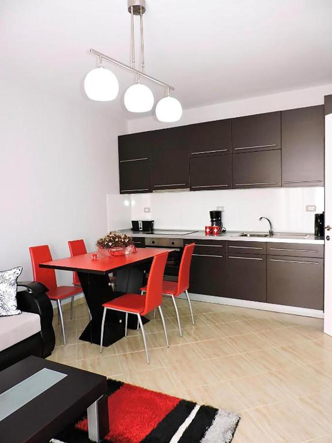 Flowers Apartments Golem  Bagian luar foto